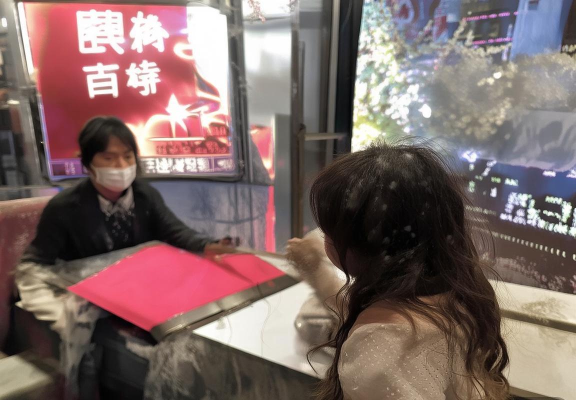 LPL付费观赛争议升级，涵艺称观众缺乏付费意识遭反驳，英雄联盟职业联赛赛事质量成焦点